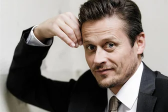 Schauspieler Roman Knižka vor seinem Auftritt in Freiberg: „Demokratie und Freiheit verteidigen“ - Schauspieler Roman Knižka. Am 18. Oktober gastiert er auf Einladung der Sächsischen Landeszentrale für politische Bildung mit einem besonderem Programm um 19 Uhr in der Nikolaikirche Freiberg, am 20. Oktober in Annaberg-Buchholz.
