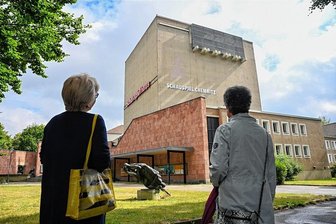Schauspielhaus Chemnitz soll bis 2026 Baustelle bleiben - Das Schauspielhaus im Park der OdF in Chemnitz (Foto) wird wegen dringender Arbeiten am Brandschutz seit Jahresbeginn nicht mehr bespielt. Als Ausweichspielstätte dient der ehemalige Spinnereimaschinenbau an der Altchemnitzer Straße - und das wohl noch deutlich länger als zunächst geplant.