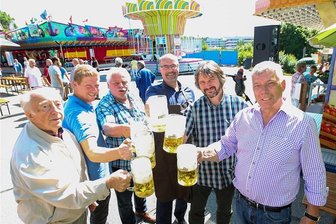 Schausteller aus Plauen: Wir hatten panische Angst - Anstoßen auf ein gutes Gelingen: Bürgermeister Steffen Zenner (3. von rechts), Festhallen-Chef Ronny Bley (2. von rechts), die Schausteller Felix Hickmann (2. von links), Martin Hammerschmidt (3. von links) und Peter Hickmann (rechts) mit Besucher Horst Hellfritzsch (links).