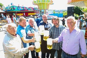 Schausteller bekennen: Wir hatten panische Angst - Anstoßen auf ein gutes Gelingen: Bürgermeister Steffen Zenner (3. von rechts), Festhallen-Chef Ronny Bley (2. von rechts), die Schausteller Felix Hickmann (2. von links), Martin Hammerschmidt (3. von links) und Peter Hickmann (rechts) mit Besucher Horst Hellfritzsch (links). 