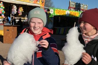 Schausteller bleiben gleich bis Pfingsten da - Felicitas Rieth (l.) und Lena Gebhardt haben sich beim Rummelbesuch am Samstag die Zuckerwatte schmecken lassen.
