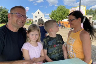 Schausteller fassen Fuß im Vogtland: Wie sich die Selfmade-Family Hünniger ihr neues Zuhause baute - Rummel-Atmosphäre in Irfersgrün. Hier haben die Hünnigers erst im Wohnwagen gelebt - und in Rekordzeit das alte Haus hinten ausgebaut. Alles mit eigenen Händen, wenn gerade Zeit war.