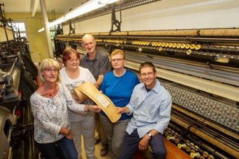Schaustickerei setzt stärker auf alte Technik - In der Schaustickerei, von links Leiterin Gabriele Rudolph, Martina Lach,Jürgen Zorn, Angelika Guhle und Vorstand Frank Luft.