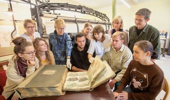 Schaustickerei: Studenten holen sich Anregung -