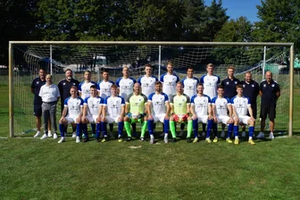 Schaut her Dynamos: Diese Glauchauer wollen euch am Mittwoch im Pokal ärgern - Der Landesliga-Kader des VfB Empor Glauchau für die Saison 2023/24. Hinten von links: Falk Geringswald (Vorstand), Knut Mager (Vereinsvorsitzender), Steve Dieske (Trainer), Jonas Mack, Domenic Knoll, Max Gehrmann, Marius Bernhardt, Tobias Dreiucker, Tony Thiam, Niklas Herold, Benjamin Brückner (Co-Trainer), Jens Schmiedel (Mannschaftsleiter), Heiko Dippmann (Torwarttrainer). Vorn von links: Raphael Börner, Daniel Böttcher, Björn Trinks, Stefan Schmidt, Marian Albustin, Dominik Reissig, Eric Fischer, Guido Heßmann, Tim Bernert.