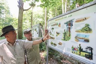Schautafeln geben Auskunft über die Aufgaben der Jäger - Auf sieben Infotafeln wird über Aufgaben und Bedeutung der Jagd informiert. Im Bild: Jens Kühnert (links) vom Jagdverband und Steffen Brendel, Jagdpächter im Stadtwald Limbach-Oberfrohna. 