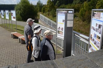 Schautafeln locken mit Neuigkeiten zu vogtländischer Talsperre - An der Talsperre Muldenberg locken oberhalb der Sperrmauer neue Schautafeln.