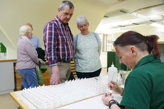 Schautage bei Wendt & Kühn: Sammelleidenschaft für Blumenkinder führt Lübeckerin ins Erzgebirge - In der Malerei von Wendt & Kühn schauten Bodo und Inka Willmann der Mitarbeiterin Romy Drescher bei der Arbeit zu.