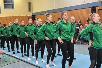 Schauturnen als krönender Abschluss - Die Kür- und Pflichtturnerinnen eröffneten das Weihnachtsschauturnen mit einem Macarena-Tanz.