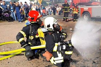 Schauübung führt das richtige Löschen vor - Gewusst wie: Eric Echtner (l.) und Leon Schubert (r.) brachten den simulierten Küchenbrand innerhalb weniger Minuten unter Kontrolle.