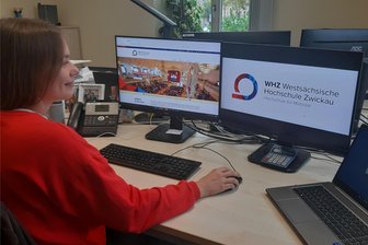 Scheffelberg-Looping als Logo: Zwickauer Hochschule hat über neues Erscheinungsbild abgestimmt - Ina Huke, die sich hauptsächlich um grafische Arbeiten kümmert, hat das neue WHZ-Logo am PC aufgerufen.
