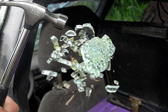 Scheibe an VW in Glauchau eingeschlagen: Warum eine Autobesitzerin auf 150 Euro sitzen bleibt - An drei in der Oberstadt abgestellten Autos wurden die Scheiben zerstört.