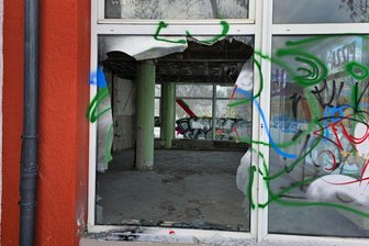 Scheibe von Geschäft in Chemnitz mit Pyrotechnik gesprengt - Unbekannte sprengten eine Scheibe eines leer stehenden Geschäfts im Lutherviertel.