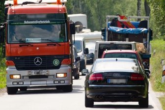 Scheibenberg/Elterlein: Start für Zubringer-Ausbau erst 2013 möglich - Die jetzige Situation auf dem Autobahnzubringer bei Scheibenberg: eine schmale Straße, die pro Tag mehrere tausend Autos und Laster befahren. Da wird es manchmal eng.