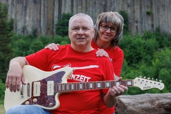 Scheibenberg wird 500 und will das feiern - Eric und Isabel Berwangler haben ihrer Heimatstadt ein Lied gewidmet. Bei Youtube ist es unter Rosenzeit Scheibenberg zu finden. Seit 20 Jahren machen sie gemeinsam Musik.