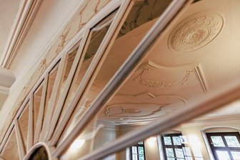 Scheibenberger lösen großes Rätsel zum Denkmaltag - Die Stuckdecke, die sich hier in einem Oberlicht spiegelt, ist zu einem echten Hingucker geworden.