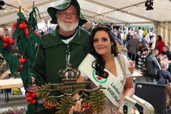 Scheibenbergerin zur neuen Vugelbeerkönigin gekrönt - Sandra Göthel aus Scheibenberg ist die neue Vugelbeerkönigin. An der Seite des Vugelbeermannels (Ulrich Meyer) wird sie drei Jahre lang die Stadt Lauter-Bernsbach repräsentieren. 