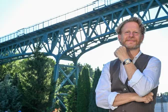 Scheidender Chemnitzer Baubürgermeister: Warum machen Sie wirklich Schluss, Herr Stötzer? - Michael Stötzer schätzt besonders jene Bauprojekte, die von den Chemnitzern angenommen werden. Hier steht er am Viadukt in Rabenstein, das während seiner Amtszeit saniert wurde.