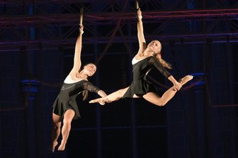 Scheinbar schwerelos: Fliegende Sachsen bieten in Zwickau spektakuläre Show - 
