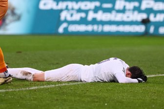 „Scheiße am Fuß“: Wie die Fußballer des FC Erzgebirge Aue mit der dritten Niederlage in Serie hadern - Marcel Bär liegt nach seiner vergebenen Chance am Boden.