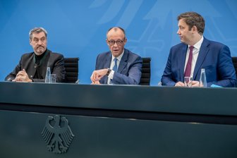 Scheitern der Koalition würde niemandem nützen - CSU-Chef Markus Söder (links). Bundeskanzler Friedrich Merz (CDU) und Finanzminister Lars Klingbeil (SPD; r.), informierten  am Freitag über die Ergebnisse ihrer Beratungen in der Nacht zuvor.