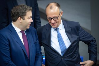 Scheitert auch die schwarz-rote Koalition am Geld? - Haben sich im Koalitionsausschuss auf zentrale Eckpunkte geeinigt: Bundeskanzler Friedrich Merz (CDU, rechts) und Finanzminister Lars Klingbeil (SPD).