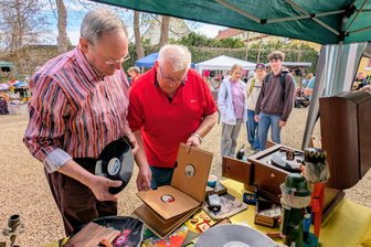 Schellack-Sound und Schloss-Romantik: die Schätze vom Trödelmarkt in Weißenborn - Weißenborns Bürgermeister Udo Eckert und Jörg Mothes sind fasziniert von der Technik und den Schelllackplatten.