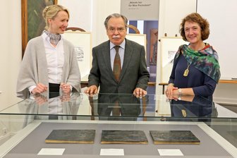 Schenkung: Pechstein-Enkel übergeben erneut einen Teil des Nachlasses - Drei originale Druckplatten haben die Enkel von Max Pechstein, Alexander Pechstein und Julia Pechstein (rechts) dem Pechstein-Museum geschenkt. Links Kuratorin Annika Weise.