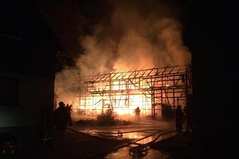 Scheune brennt nieder - Feuerwehrmann verletzt -