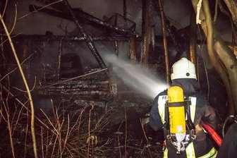 Scheune in Hopfgarten niedergebrannt - Feuerwehr kann Wohnhaus retten -