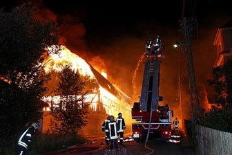 Scheune in Lauter brennt bis auf Grundmauern nieder - Bei einem Brand ist eine Scheune in Lauter in der Nacht zum Sonnabend bis auf die Grundmauern niedergebrannt.