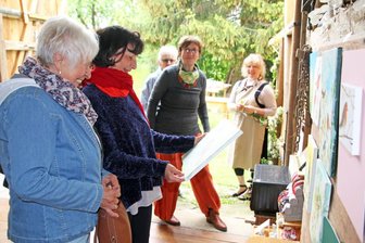 Scheunen-Atelier in Kirchbach lädt am Pfingstsonntag Gäste ein - Katrin Baumann, Constanze Riedel-Sturge und Jana Günther (v.r.) stellten gemeinsam auf dem Hof von Constanze Riedel-Surge in Kirchbach aus.