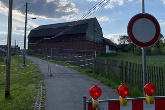 Scheunen-Streit in Oberheinsdorf zieht Kreise: Jetzt droht Tempo 30 auf der Hauptstraße - Hier geht seit Ende 2024 nichts mehr. Die größte Scheune weit und breit gilt als einsturzgefährdet.