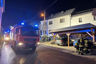 Scheunenbrand auf Drei-Seiten-Hof Großfriesen: Familie in Sicherheit gebracht - Brand auf einem Drei-Seiten-Hof in Großfriesen: Dank des schnellen Löscheinsatzes der Feuerwehr konnten die Flammen nicht aufs Wohnhaus übergreifen.