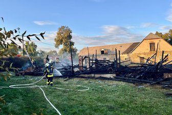 Scheunenbrand im Vogtland: Fünfstelliger Schaden – 80 Feuerwehrleute im Einsatz - Dutzende Einsatzkräfte sind am Samstagabend zu einem Brand nach Coschütz ausgerückt. Ein Nebengelass auf dem Gelände des Rittergutes brannte komplett nieder.