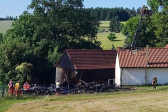 Scheunenbrand im Vogtland sorgt für Großeinsatz der Feuerwehren: Schaden sechsstellig - Hier ist der Brand in der Scheune (links) am frühen Freitagmorgen ausgebrochen.