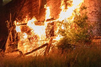 Scheunenbrand in Werdau: Tatverdächtige ermittelt - In der Nacht vom 24. zum 25. Mai brannte diese Scheune in Werdau nieder.