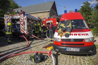 Scheunenbrand lässt Feuerwehr ausrücken - zwei Verletzte -