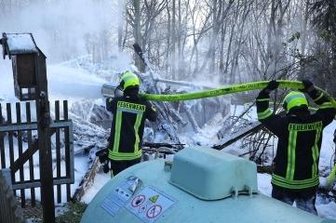 Scheunenbrand: Polizei ermittelt noch - Die Scheune in Reinsberg brannte am Sonntag gegen 12.45 Uhr vollständig nieder.