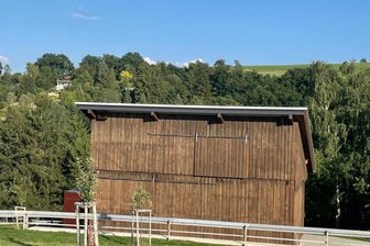 Scheunenkino im Erzgebirge zeigt Programm für Kinder und Erwachsene - Seit wenigen Monaten steht die Scheune in Jahnsdorf. Vorher war sie ein Stadel im Allgäu.