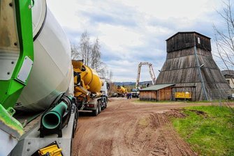 Schicht im Schacht 208: Die Wismut setzt im Erzgebirge den Korken ein - Ein Tag lang herrschte Hochbetrieb auf dem Toelleberg in Bad Schlema: Ein Betontransporter nach dem anderen rollte an.