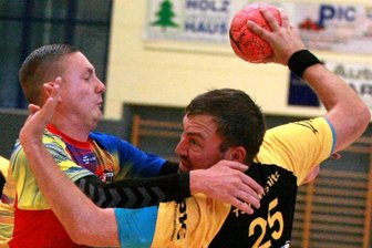 Schicht im Schacht: Oelsnitzer Handballer besiegen Wismut Aue in letzter Sekunde - TSV-Torjäger Felix Bechler (rechts, hier in einem früheren Spiel) war auch am Samstag nicht zu halten.