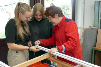 Schichtwechsel im Wichernhaus: Berufsfachschüler besuchen Menschen mit Behinderung in ihrer Waldkirchener Werkstatt - Die Schülerinnen Annabel Schilde und Helene Olbrecht lassen sich von Katja Ahnert (v. l.) die Arbeit erklären.