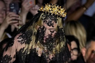 Schick in Gardine: Sorgt Popstar Madonna für einen neuen Modetrend mit Plauener Spitze? - Verschleiert: Popstar Madonna bei der Show von Dolce & Gabbana.