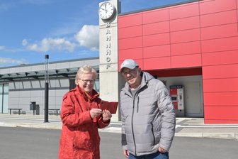 Schick, modern, stylisch: Das sagen Werdauer über ihren neuen Bahnhof - Christina und Jörg Priesnitz nutzen immer mal die Bahn. Die Leubnitzer finden den neuen Werdauer Bahnhof und das Umfeld gelungen.