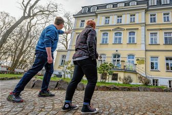 Schicksal Kinderheim: Und tschüss, Mama! - Mia und Ben vor dem Kinderhaus Rabe in Dresden. Sie sind zwei von mehr als 210.000 Kindern und Jugendlichen in Deutschland, die in Heimen, Wohngruppen und Pflegefamilien aufwachsen. Sie könnten eine Großstadt wie Erfurt füllen. Mehr als 8000 dieser Kinder leben in Sachsen.