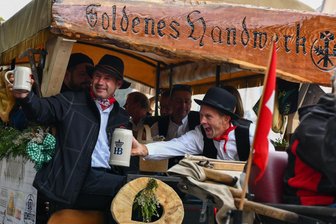 „Schickt eure Puppen nicht in den Winterschlaf“: Neumark und das neue Wir-Gefühl - Der Festwagen Neumarker Handwerker bringt‘s auf den Punkt. Gemeinsam geht‘s besser – bei der Arbeit, im Alltag und beim Feiern.