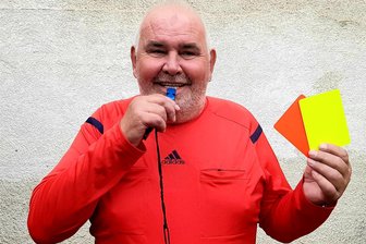 Schiedsrichter aus dem Vogtland pfeift sein 2000. Spiel - Uwe Petri hat die Karten gut gemischt – Buch geführt: Sein 2000. Fußballspiel war die Begegnung zwischen Fortuna Plauen II und der SG Jößnitz II (8:3).