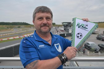 Schiedsrichter des Jahres: Mit welchen Eigenschaften der Gersdorfer Mike Hasselbach den Kreisverband Fußball Zwickau beeindruckt hat - Mike Hasselbach (55) aus Gersdorf wurde vom Kreisverband Fußball Zwickau zum besten Schiedsrichter der vergangenen Saison gekürt.
