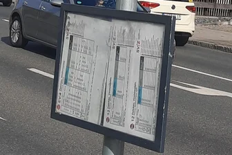 Schief gewickelt in Zwickau: Ersatzhaltestelle zwingt Busfahrgäste zum Kopfdreh-Training am Virchowplatz - Haltestelle Virchowplatz: Da bekommt der Begriff Neigetechnik eine ganz neue Bedeutung.